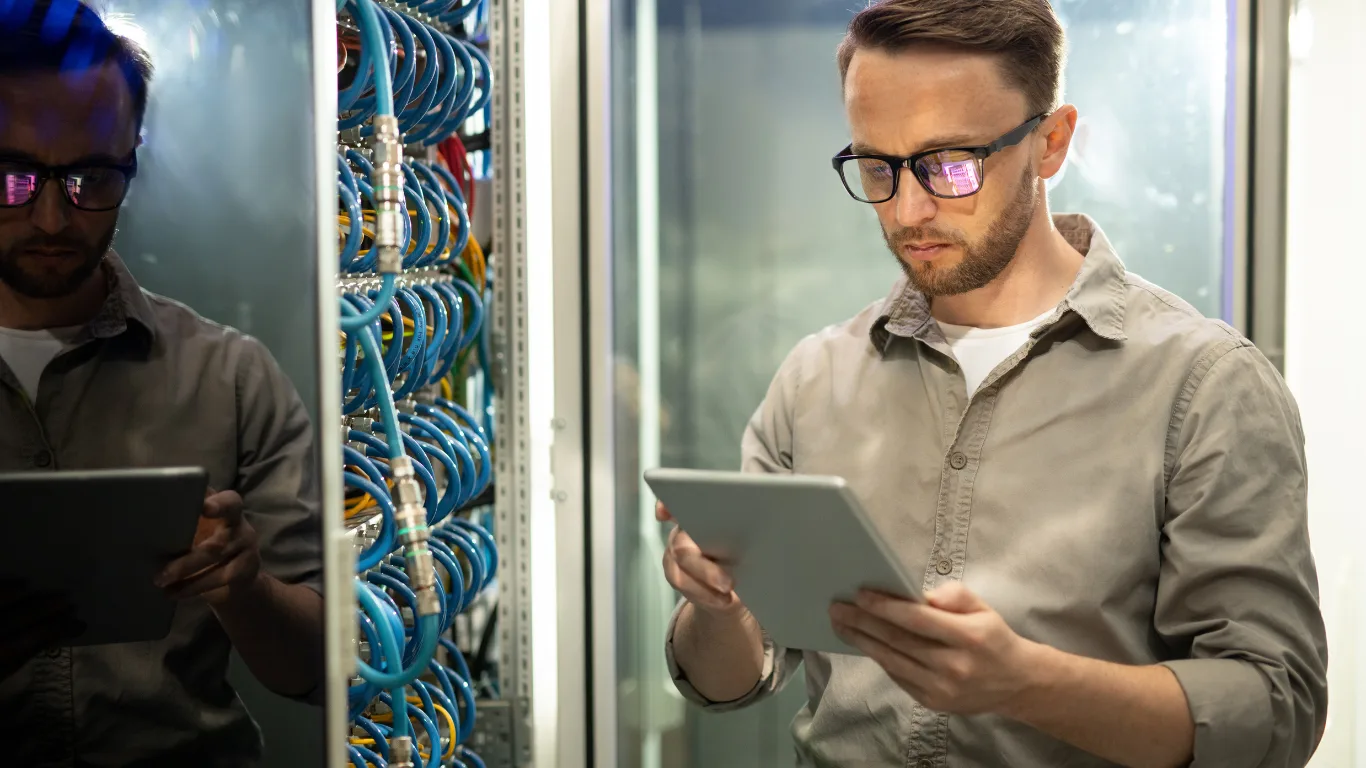 Technicien vérifiant les systèmes CVC sur site